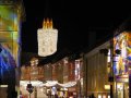 A d�szkivil�g�t�sba �lt�ztetett templomtorony ez�st�sen lobog� gyertyak�nt vil�g�tja meg a kar�csonyi v�s�rt.