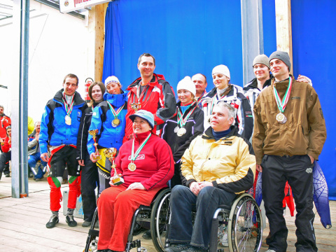 Ülő sor balról-jobbra: Vass Ágnes (mozgáskorlátozott ülő műlesiklás, óriásműlesiklás, összetett), Dr. Lelik Ferenc (mozgáskorlátozott ülő műlesiklás), Álló sor balról-jobbra: Marosi Attila (óriás-műlesiklás), Botlik Andrea (szuper-óriásműlesiklás), Hellner Szelina (összetett), Szigedi László (mozgáskorlátozott ülő óriásműlesiklás, összetett), Döme Zsófia (óriásműlesiklás), Katona Ottó (mozgáskorlátozott álló műlesiklás), Berecz Anna (műlesiklás), Bene Márton (szuper-óriásműlesiklás, összetett), Szabó Bence (műlesiklás) Ülő sor balról-jobbra: Vass Ágnes (mozgáskorlátozott ülő műlesiklás, óriásműlesiklás, összetett), Dr. Lelik Ferenc (mozgáskorlátozott ülő műlesiklás), Álló sor balról-jobbra: Marosi Attila (óriás-műlesiklás), Botlik Andrea (szuper-óriásműlesiklás), Hellner Szelina (összetett), Szigedi László (mozgáskorlátozott ülő óriásműlesiklás, összetett), Döme Zsófia (óriásműlesiklás), Katona Ottó (mozgáskorlátozott álló műlesiklás), Berecz Anna (műlesiklás), Bene Márton (szuper-óriásműlesiklás, összetett), Szabó Bence (műlesiklás)
