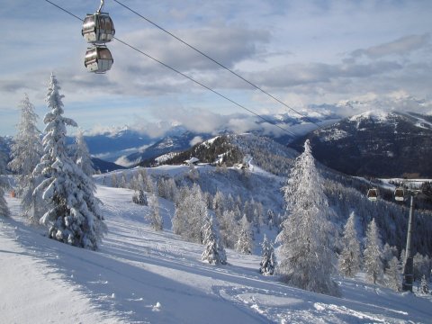 Kabinos lift visz fel 2000 m�terre