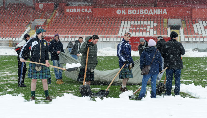 Skót szurkolók - szoknyában - segítenek a hó eltakarításában Újvidéken (Kép: D. Dozet) - Kattints a képre a nagyításhoz Skót szurkolók - szoknyában - segítenek a hó eltakarításában Újvidéken (Kép: D. Dozet) - Kattints a képre a nagyításhoz