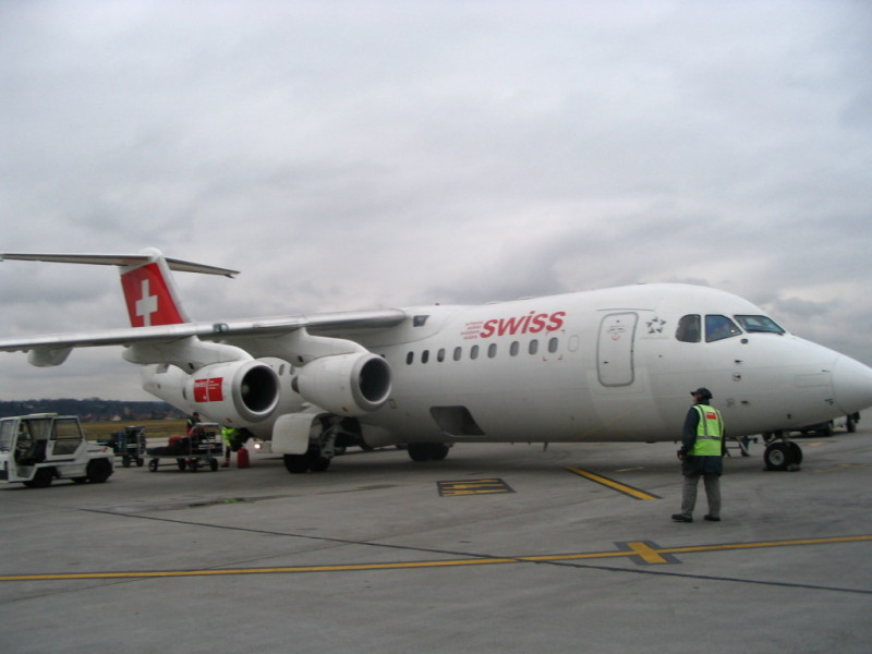 A Swiss International Air Lines g�pe - lesz�ll�s a b�zeli EuroAirporton
