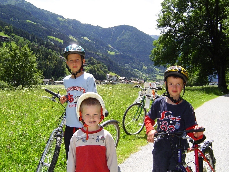 Botond-Bulcsu-Zalan-es-bringak-2007.06.26..JPG