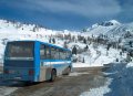 S�busz vitt benn�nket a h�g� alatti t�ristah�zig.