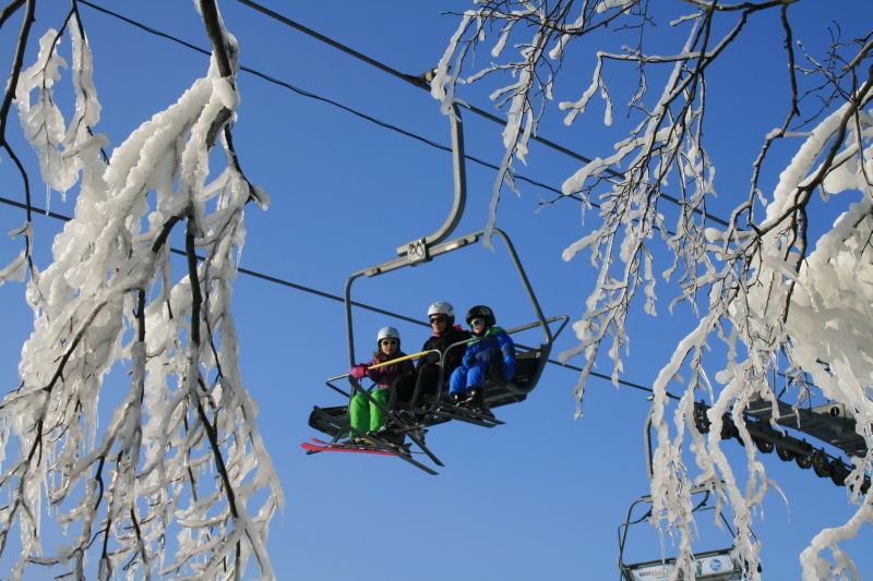 Napközben ragyogó napsütéses idő van, az éjszakai fagyokban pedig hóágyúkkal gyarapítják a pályák hórétegét. Napközben ragyogó napsütéses idő van, az éjszakai fagyokban pedig hóágyúkkal gyarapítják a pályák hórétegét.