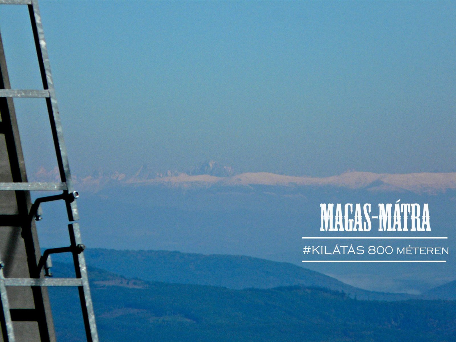 2012. szeptemberében készült ez a fotó a Sípark Mátraszentistván-ból. A Magas-Tátra és az Alacsony-Tátra havas hegycsúcsai láthatóak. Kevésbé köztudott, hogy a Felső-Mátra szinonímájaként, ritkán a Magas-Mátra kifejezést is használják.