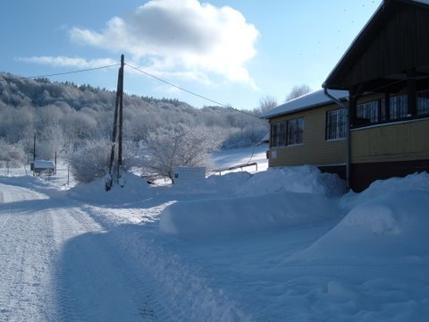 A síház a sípálya mellett, téli kép