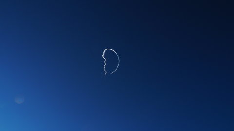 F18-as vadászgép gyakorolott, ennek a füstje ami utána maradt látszik az égen