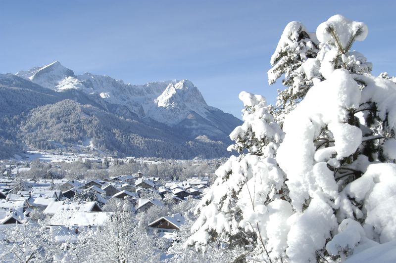 Garmisch-Partenkirchen, h�tt�rben az impoz�ns Zugspitze