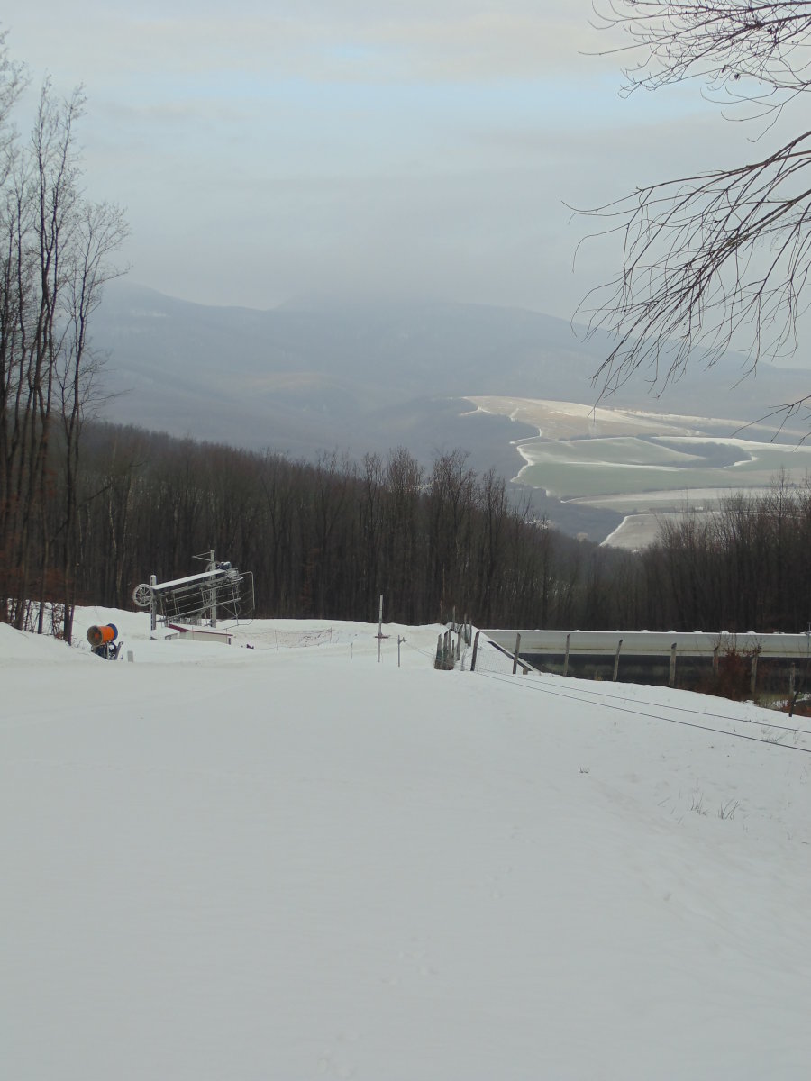 Kilátás a gyermekpályáról a nagy felvonóra és a víztározóra Kilátás a gyermekpályáról a nagy felvonóra és a víztározóra