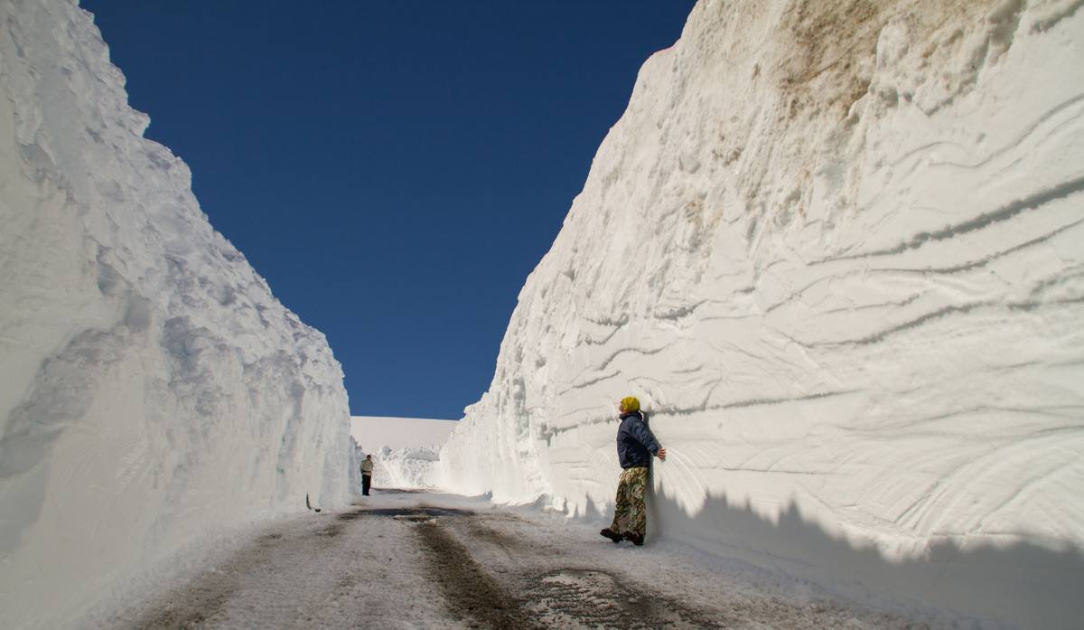 Április végén, nyitás előtt, a síterephez vezető út (Kép: FONNA Glacier Ski Resort / Facebook)