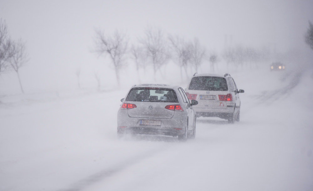 Autók a hófúvásban az 57-es úton, Mohács közelében 2014. december 28-án. MTI Fotó: Sóki Tamás Autók a hófúvásban az 57-es úton, Mohács közelében 2014. december 28-án. MTI Fotó: Sóki Tamás