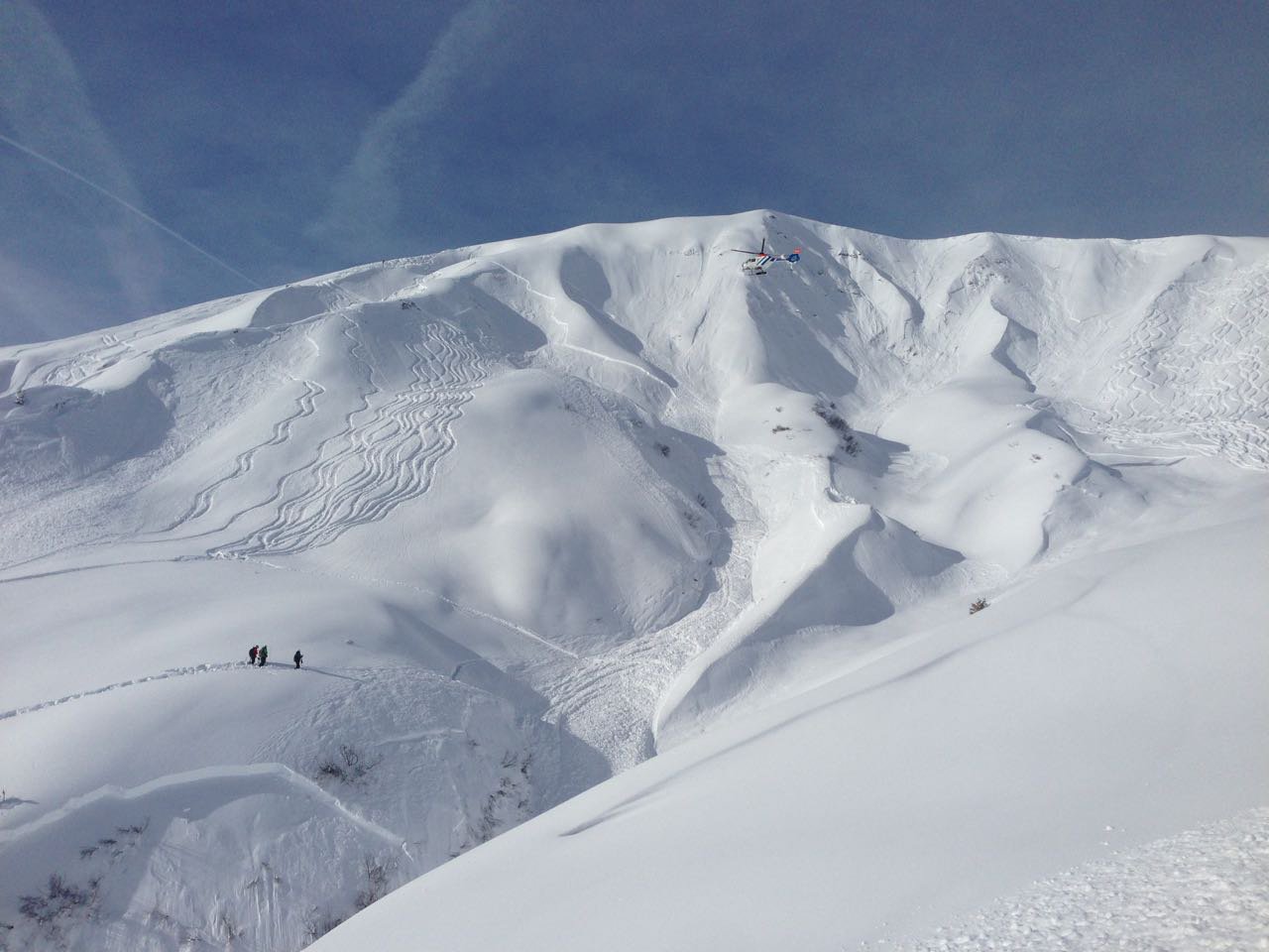 A helyszín: lavinaomlás és mentőhelikopter (Kép: Bergrettung Lech)
