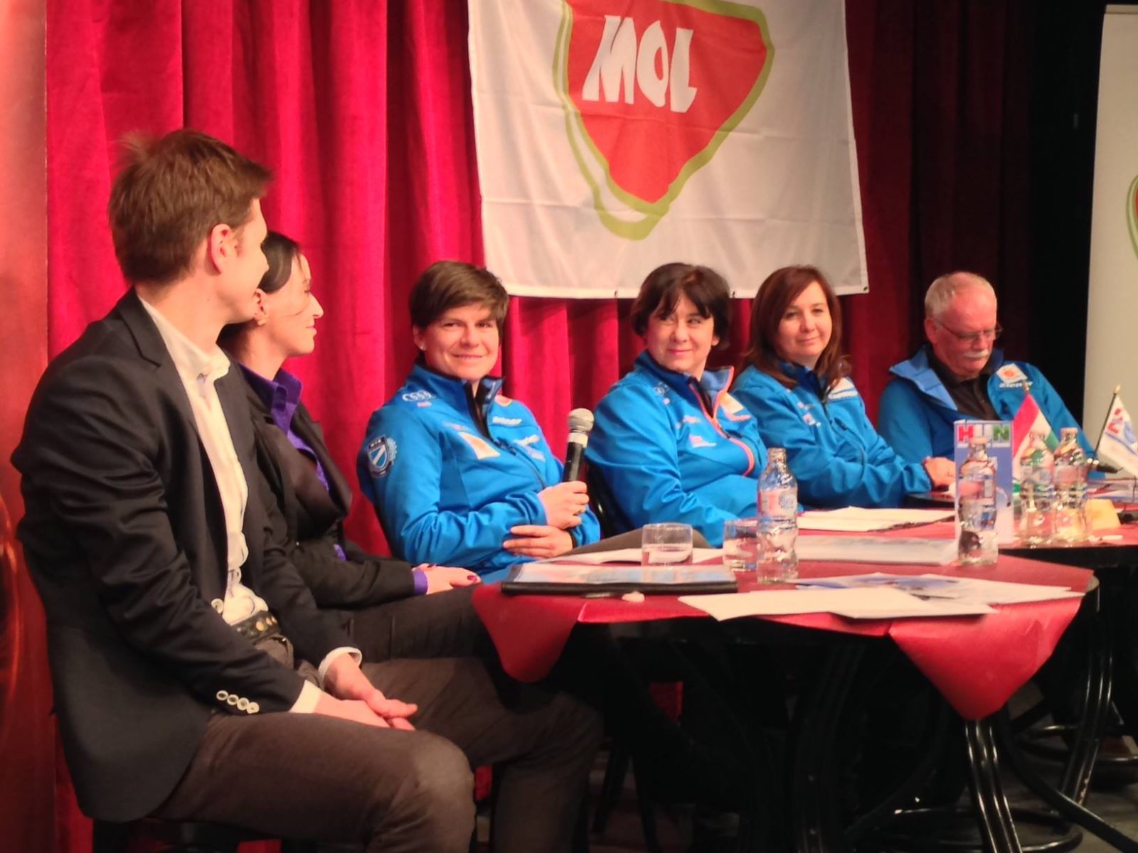 A sajtótájékoztató (balról jobbra, a szponzorok képviselői: MOL és MVM, Miklós Edit, Kaszó Klára, Kapitány Ildikó és Kovács Barnabás) Kép: MSíSZ A sajtótájékoztató (balról jobbra, a szponzorok képviselői: MOL és MVM, Miklós Edit, Kaszó Klára, Kapitány Ildikó és Kovács Barnabás) Kép: MSíSZ