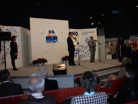 Gyurcs�ny Ferenc, gyermek-, ifj�s�gi �s sportminiszter nyitotta meg a H� Show-t 2003. november 13-�n 11 �rakor a D pavilon sz�npad�n.