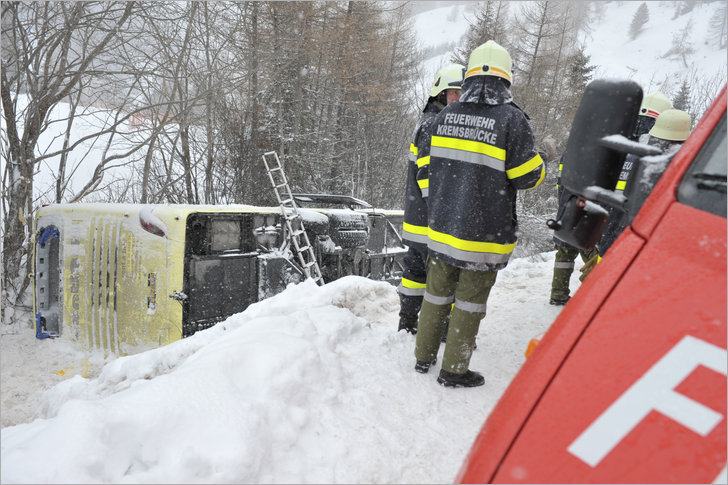 A balesetet szenvedett busz (K�p: Marco Riebler / V�r�skereszt)