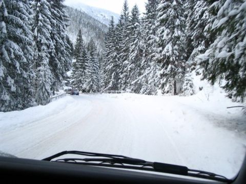 Friss h� bor�totta a Jasna fel� vezet� utat a Dem�nyfalvi v�lgyben