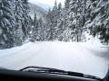 Friss h� bor�totta a Jasna fel� vezet� utat a Dem�nyfalvi v�lgyben