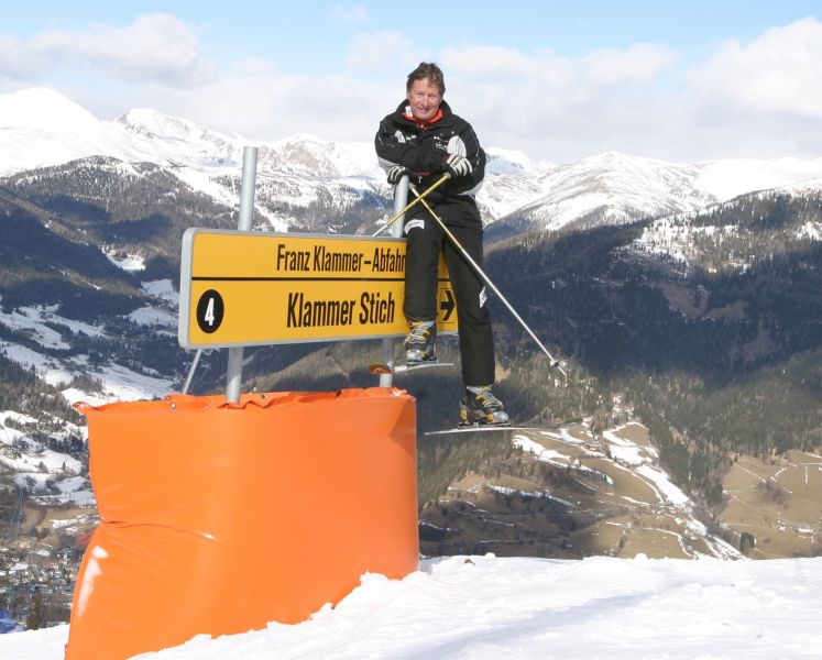 Franz Klammer a r�la elnevezett s�p�ly�n Bad Kleinkichheimben