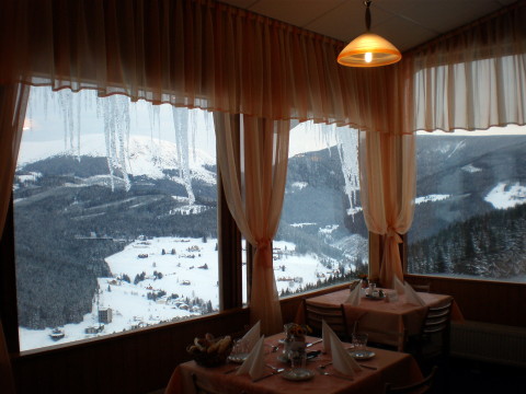 A szálloda étterméből pazar a kilátás a falucskára (Pec pod Sněžkou)