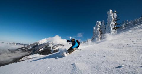 Mann-Skifahrend-mit-Nebel---c-Peter-Fasching.jpg