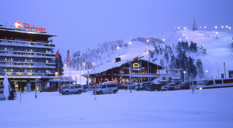 Reflektorok csillog�s�ban a finn s�terep; Ruka - Fot�: Kohonen Tauno