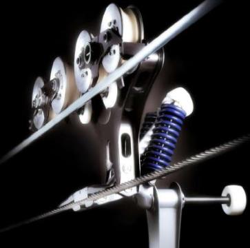 R�gz�tett szimpla dr�tk�t�lp�ly�s lift tart�szerkezete, alul l�tszik a nyit�/z�r� szerkezet amely a vontat� dr�tk�t�lhez kapcsol�dik, a fels� g�rg�sor a r�gz�tett dr�tk�t�len gurul.