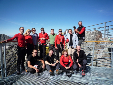 Az Icebreaker csapat m�sz�s ut�n a 2634 m�ter magas Lomnici-cs�cson. Aki lanovk�val j�n fel, nem �lheti �t ezt az �nfeledt �r�m�rz�st.