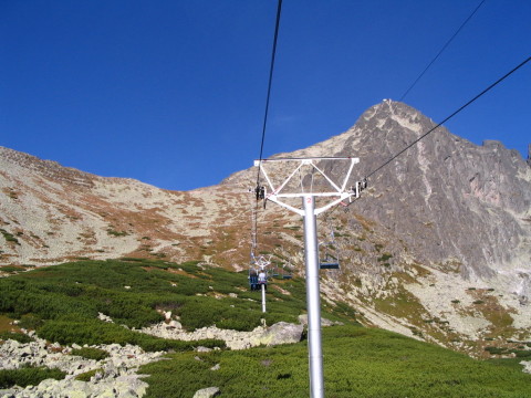 Egy 2-szem�lyes r�gi �l�lifttel lehet feljutni a fahat�r f�l�tt fekv� Lomnici-nyeregbe. Jobbra l�that� a Lomnici-cs�cs, ahova kabinos lift vezet fel.