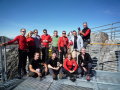 Az Icebreaker csapat m�sz�s ut�n a 2634 m�ter magas Lomnici-cs�cson. <br>Aki lanovk�val j�n fel, nem �lheti �t ezt az �nfeledt �r�m�rz�st.