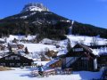 A Geiger Alm: egy igaz�n patin�san berendezett osztr�k alpesi h�tte - h�tt�rben a Loser jellegzetes form�j� sziklacs�csa, ami a s�terep log�j�ban is visszak�sz�n