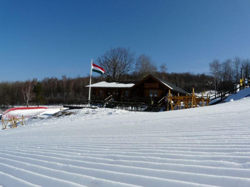 Hóhatár Hütte a pálya szélén - Sípark Mátraszentistván