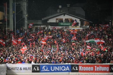 �tvenezren n�zik �l�ben a legend�s kedd esti Nightrace VK futamot Schladmingban