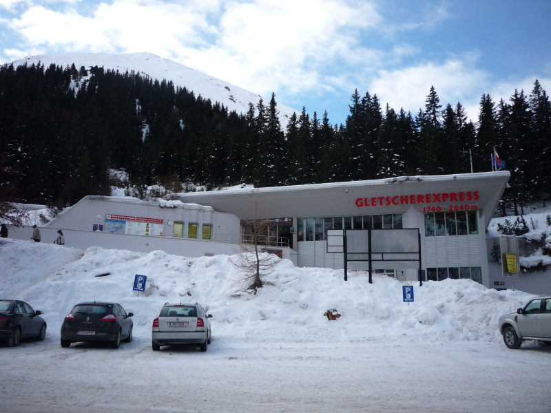 A Pitztal-gleccser felvon�j�nak als� �llom�sa a parkol� fel�l (1740 m)