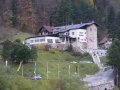 A Raxseilbahn nagykabinos lift �llom�sa a v�lgyben