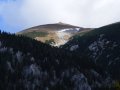 Kil�t�s a Rax oldal�b�l a Schneebergre - a cs�cs alatti let�r�sben megmaradt a tavalyi h�