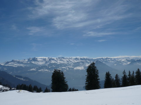 Vierwaldstättersee mögötte pedig a 3-4000 méteres hegyek