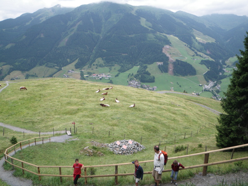 Zw�lferkogel a Reiterkogelr�l, a hegy alj�ban az �j kabinos �p�tkez�se