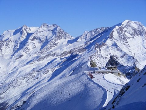 A 360 fokban k�rbeforg� �tterem fantasztikus panor�m�val 3500 m�ter magass�gban