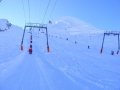 Ez a k�t cs�k�nyos lift visz fel a s�terep legmagasabb pontj�ra: 3600 m�terre