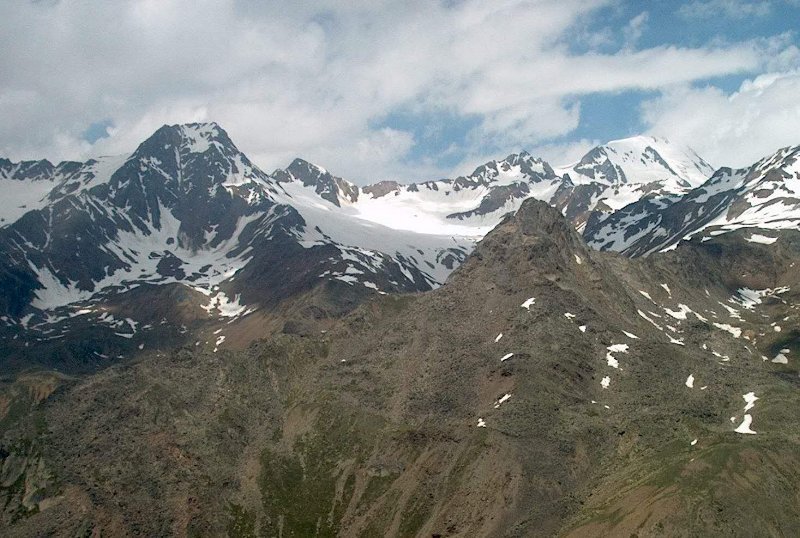 Weisskugel (3739 m) �s a Steinschlagspitze (2861 m) a kabinb�l