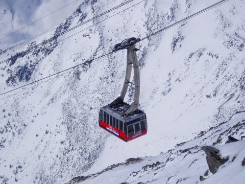 Ez a kabinos lift rep�t fel a Schnalstal gleccserre