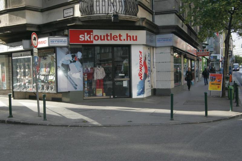 Margit krt. - Kap�s utca. K�tszintes sarok�zlet.
