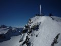 A Schwarze Schneid kil�t�j�t jelz� obeliszk (3340 m), balra a Wildspitze (3772 m) �s a Tiefenbach-gleccser