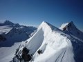Kil�t�s a Schwarze Schneid kil�t�j�b�l (3340 m) a hegy cs�csa fel�, balra a Wilsspitze (3772 m)