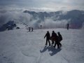 S�r�ltet visznek a ment�helikopterhez a Gaislachkogl tetej�n