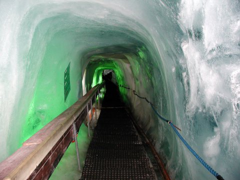 Saas-Fee mellett található a Föld legnagyobb jégpavilon-alagútrendszere.