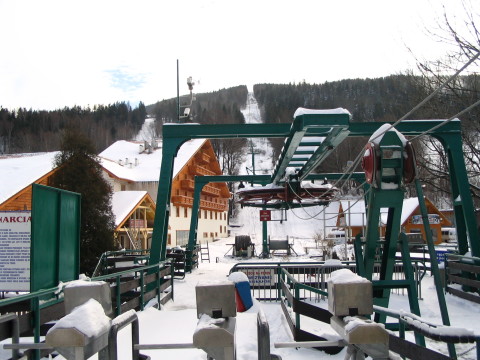 A 2-�l�ses felvon� Szczyrkben - Balra a gy�ny�r�en fel�j�tott Meta Hotel