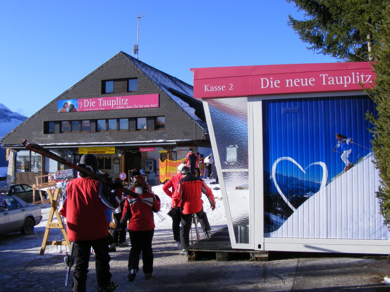 A p�r �ve l�tes�lt modern 2 szakaszos �l�lift v�lgy�llom�sa Tauplitzban. Ide hozza a s�busz a k�rny�ken (Kulmhof apartmanh�z, Bad Mitterndorf stb.) megsz�ll� s�el�ket.