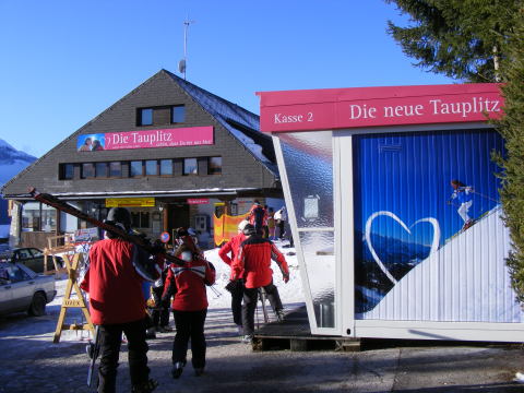 A p�r �ve l�tes�lt modern 2 szakaszos �l�lift v�lgy�llom�sa Tauplitzban. Ide hozza a s�busz a k�rny�ken (Kulmhof apartmanh�z, Bad Mitterndorf stb.) megsz�ll� s�el�ket.