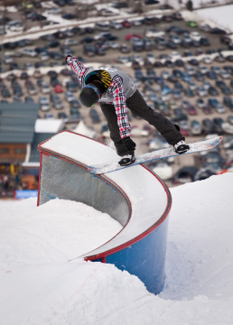 A snowboardos, az elem, �s a m�lyben az elmos�dott parkol� - semmi m�s nem kell a k�pre